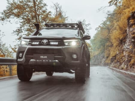 TOYOTA HILUX (2017+) – Sada pro světlomety do mřížky chladiče