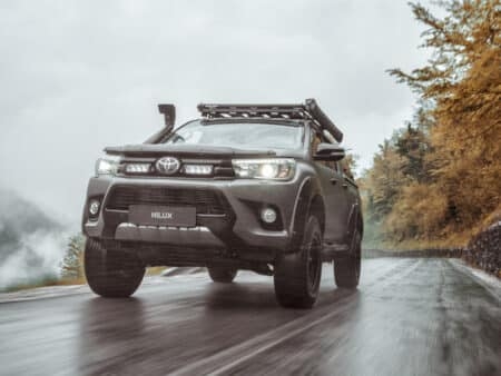 TOYOTA HILUX (2017+) – Sada pro světlomety do mřížky chladiče