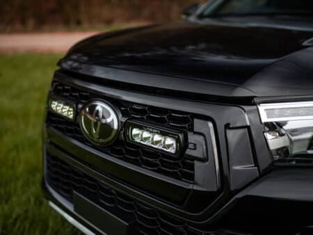 Toyota Hilux Invincible X (2017+) – Sada pro světlomety do mřížky chladiče