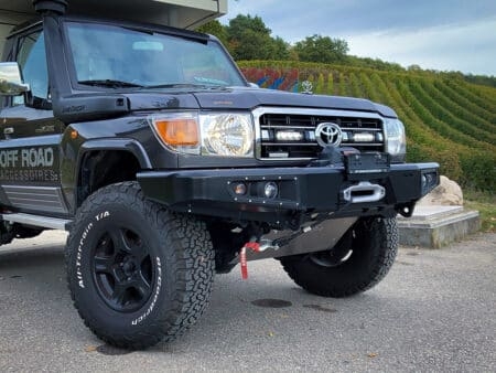 Toyota Landcruiser řada 70 (2007+) – Sada osvětlení do mřížky chladiče
