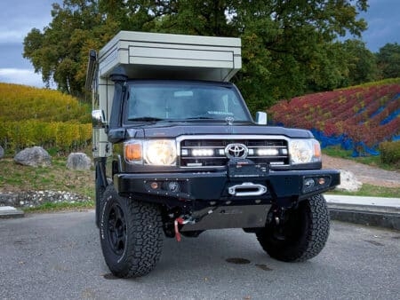 Toyota Landcruiser řada 70 (2007+) – Sada osvětlení do mřížky chladiče