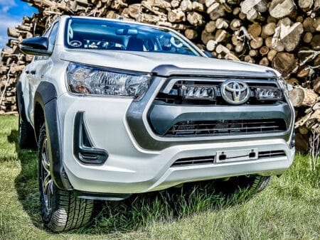 Toyota Hilux (2021+) – Sada pro osvětlení do mřížky chladiče