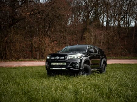 Toyota Hilux (2017+) – Sada pro světlomety do mřížky nárazníku