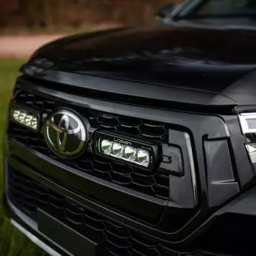 Toyota Hilux Invincible X (2017+) – Sada pro světlomety do mřížky chladiče