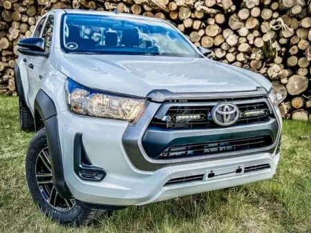 Toyota Hilux (2021+) – Sada pro osvětlení do mřížky chladiče