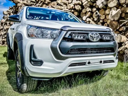 Toyota Hilux (2021+) – Sada pro osvětlení do mřížky chladiče