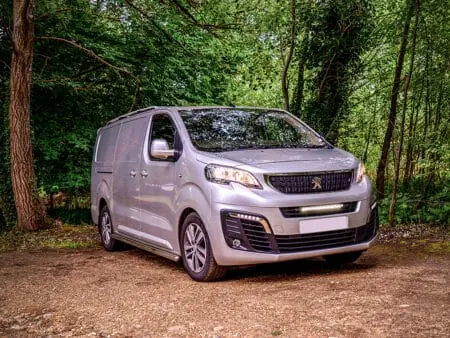 Peugeot Expert (2016+) – Sada pro osvětlení do mřížky chladiče