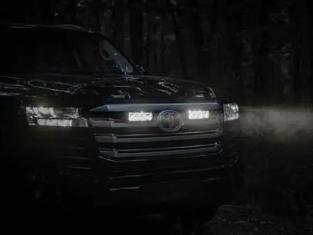 Toyota Landcruiser 300 – Sada pro světlomety do mřížky chladiče