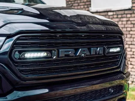 RAM 1500 Limited 2019+ –  sada pro světlomety do mřížky chladiče