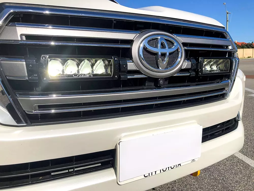 Toyota Landcruiser 200 – Sada pro světlomety do mřížky chladiče