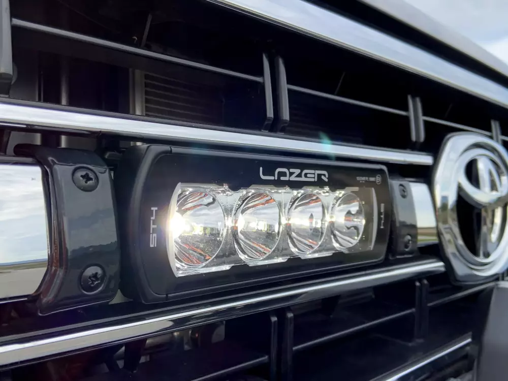 Toyota Landcruiser řada 70 (2007+) – Sada osvětlení do mřížky chladiče