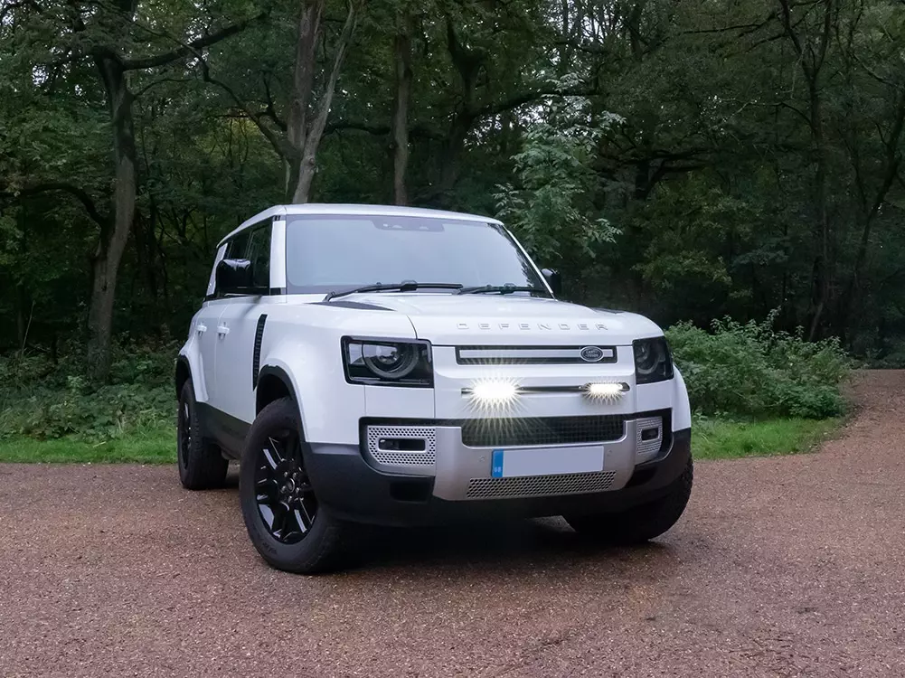 Land Rover Defender (2020+) – Sada pro světlomety do střední mřížky chladiče