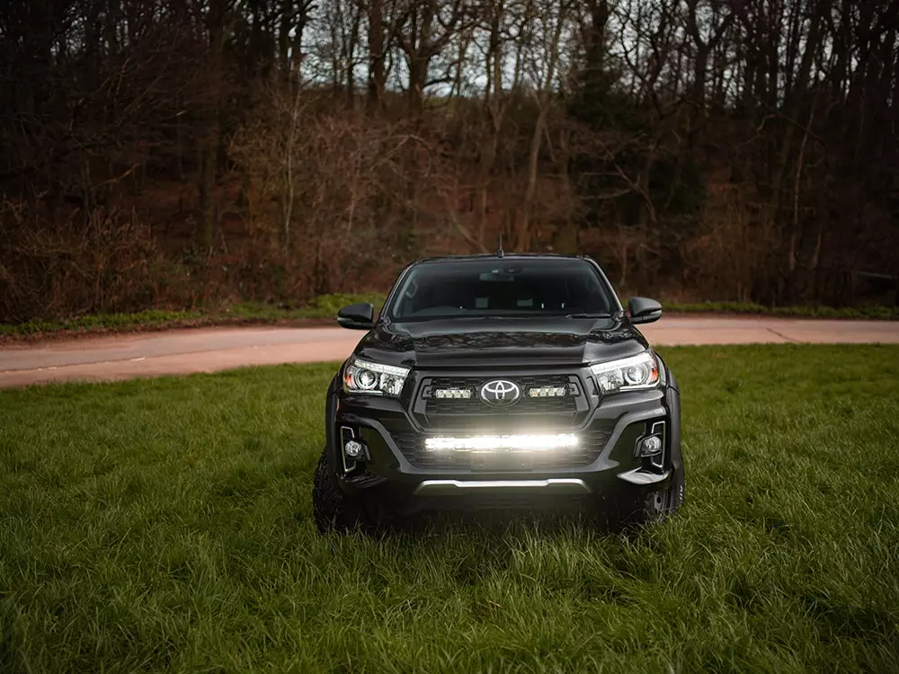 Toyota Hilux (2017+) – Sada pro světlomety do mřížky nárazníku